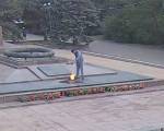 В Волгограде арестовали на 10 суток жителя Калмыкии, выливавшего спиртное в Вечный огонь